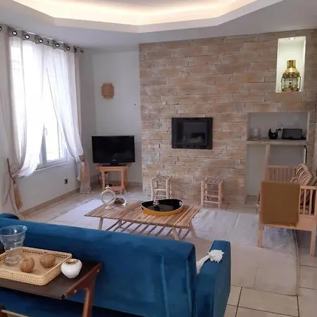 Maison De Maître Dans Le Village, Bord De Torreilles