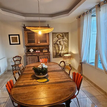 Hébergement de vacances Maison De Maître Dans Le Village, Bord De